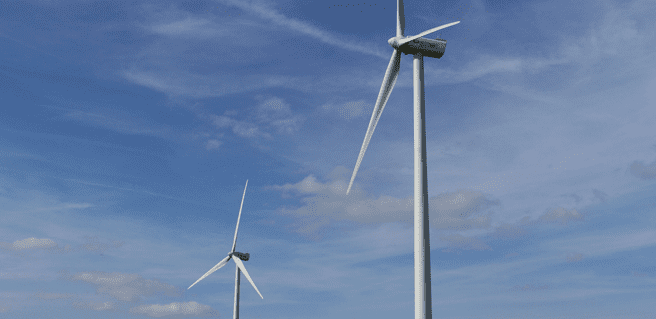 Éoliennes sur fond de ciel bleu